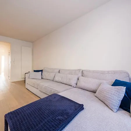 Renovated 2-bedroom In Apartment *