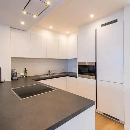 아파트 Renovated 2-bedroom In *