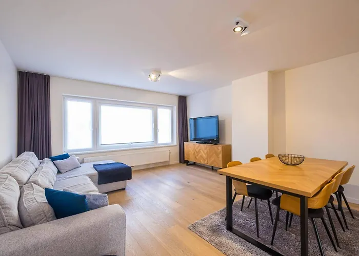 Apartment Renovated 2-bedroom In *